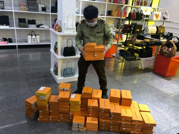 Phát hiện hàng nghìn sản phẩm hàng hiệu Louis Vuitton, Chanel, Gucci, Rolex bị làm