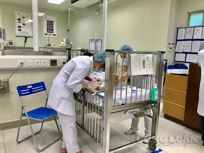 Đội ngũ y bác sĩ, điều dưỡng tận tình thăm khám, dịu dàng với các em nhỏ tại khoa Cấp cứu chống độc (Bệnh viện Nhi Trung ương)
