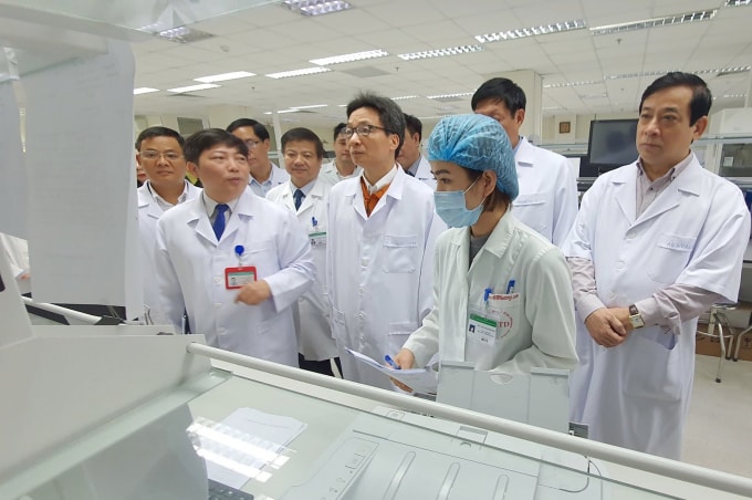 Phó thủ tướng Chính Phủ Vũ Đức Đam cùng đoàn công tác của Bộ Y tế kiểm tra và đánh giá khả năng ứng phó với bệnh viêm phổi do virus nCoV. Ảnh: TL