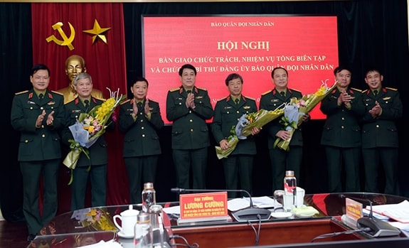 Đại tướng Lương Cường tặng hoa các đồng chí bàn giao và nhận bàn giao nhiệm vụ.