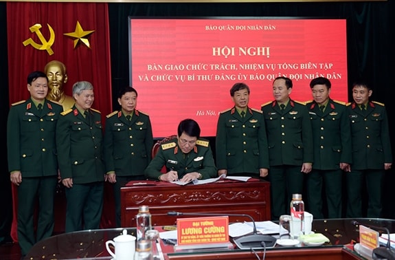 Đại tướng Lương Cường ký chứng kiến biên bản bàn giao