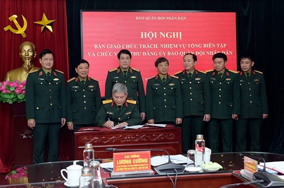 Đại tá Đỗ Phú Thọ ký biên bản bàn giao.