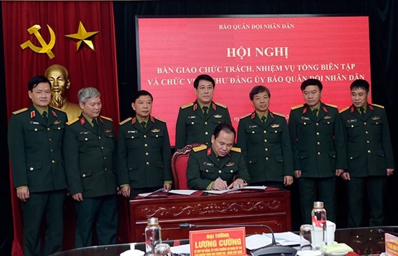 Đại tá Đoàn Xuân Bộ ký biên bản bàn giao.