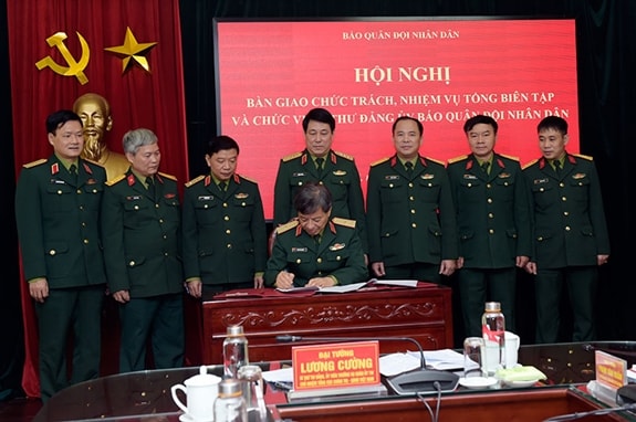 Thiếu tướng Phạm Văn Huấn ký biên bản bàn giao