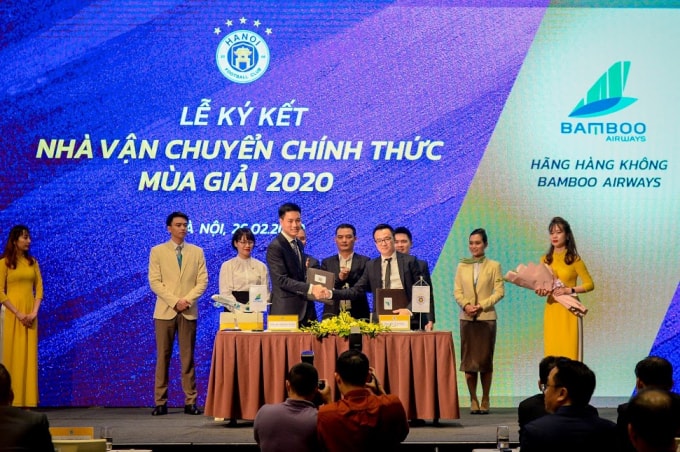 Lễ ký kết giữa Bamboo Airways và CLB Bóng đá Hà Nội.