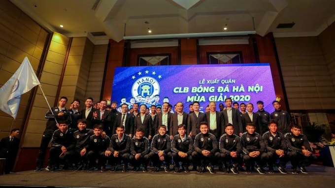 Ban lãnh đạo, huấn luyện viên cùng các cầu thủ của CLB bóng đá Hà Nội mùa giải 2020.