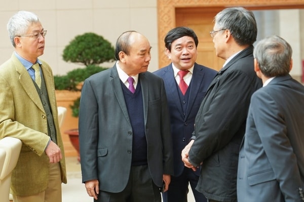 Thủ tướng trao đổi với các thành viên Tổ tư vấn kinh tế của Thủ tướng Chính phủ tại buổi làm việc ngày 20/1/2020. Ảnh: VGP