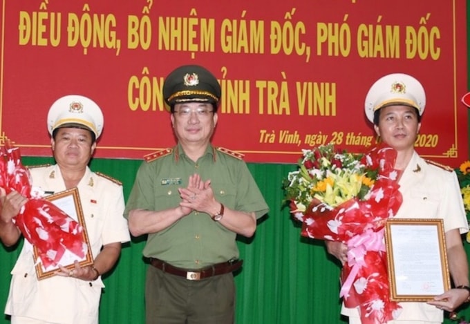 Thượng tướng Nguyễn Văn Thành trao quyết định cho Giám đốc, Phó giám đốc Công an tỉnh Trà Vinh. Ảnh CAND.