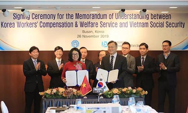 Tổng Giám đốc Nguyễn Thị Minh ký kết Bản Ghi nhớ hợp tác với Cơ quan Phúc lợi và đền bù cho người lao động Hàn Quốc (KCOMWEL).