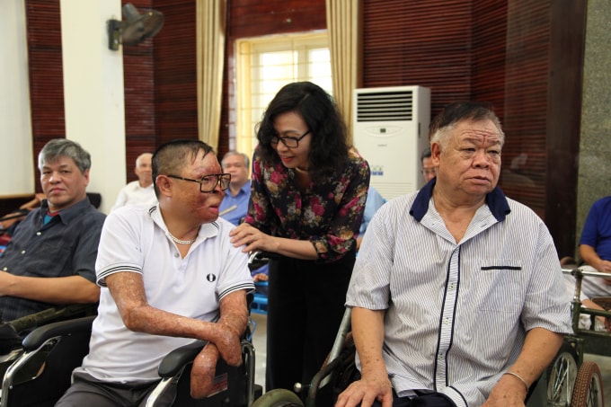 Tổng Giám đốc Nguyễn Thị Minh thăm hỏi, chia sẻ, động viên và tặng quà tri ân các đồng chí thương, bệnh binh tại Trung tâm Điều dưỡng thương binh Thuận Thành (Bắc Ninh).