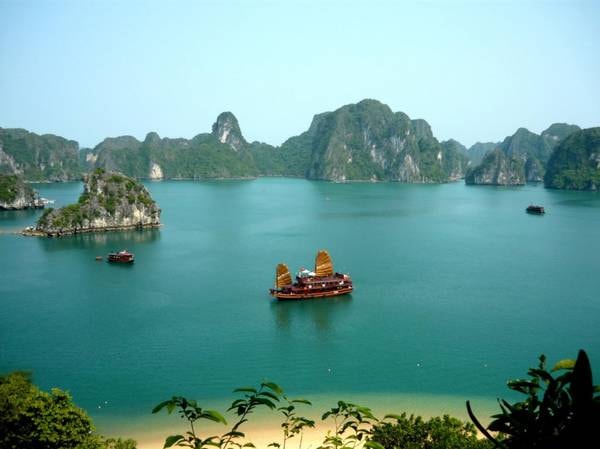 Ước tính, do dịch cúm Covid-19, lượng khách tới vịnh Hạ Long giảm khoảng 50%.