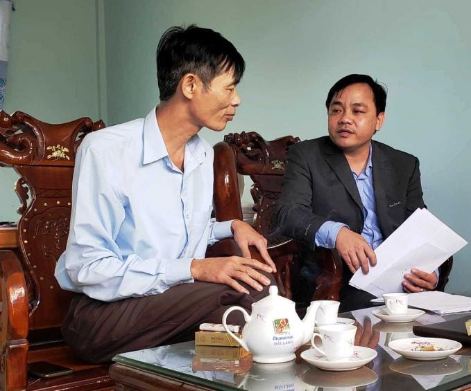 Phóng viên làm việc với ông Nguyễn Dư Thụy (áo trắng), Bí thư xã Hải Thọ.
