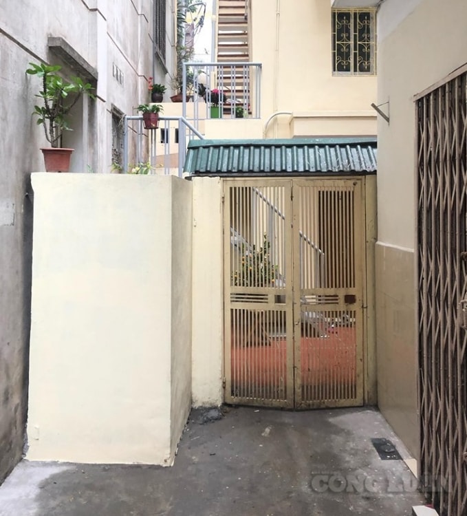 Hộ gia đình bà Yên đã xây dựng công trình kiên cố trên phần sân chung, đến nay vẫn không được các cấp có thẩm quyền quận Hoàn Kiếm xử lý dứt điểm.