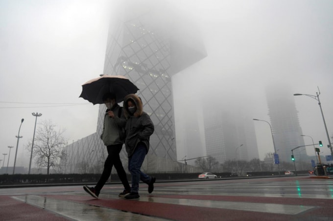 Người dân tại thủ đô Bắc Kinh, Trung Quốc. Ảnh: Reuters