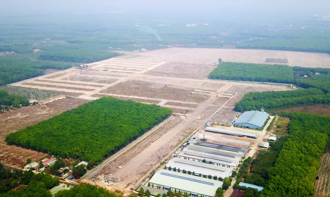 Dự án Khu nhà ở Thăng Long mọc lên giữa khu vực rừng cây, cạnh các nhà xưởng lớn.
