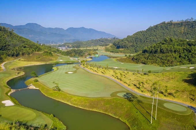 Geleximco Hilltop Valley Golf Club nằm tại vị trí có ưu thế lớn về địa hình.