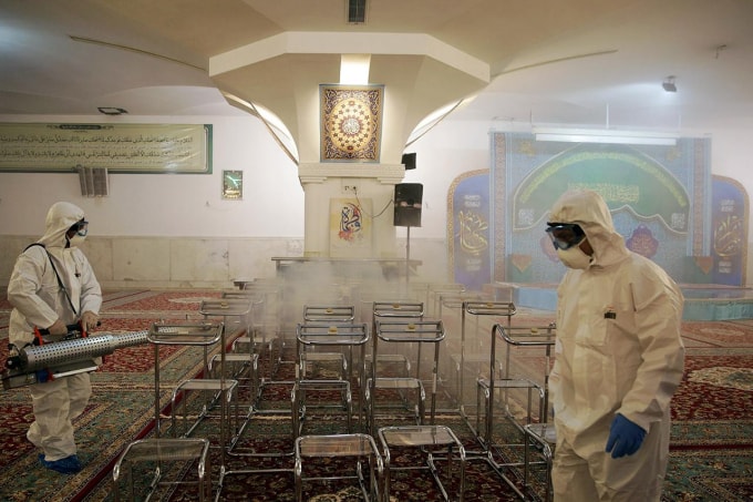 Các nhân viên tiến hành khử trùng các đền thờ linh thiêng ở Iran. Ảnh: Reuters