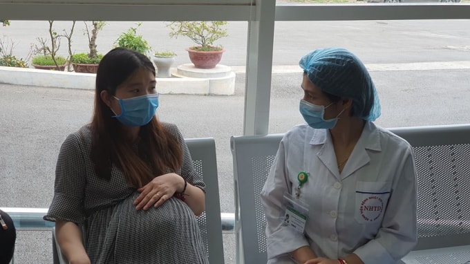 Thai phụ Nguyễn Thị Thanh quê Bắc Ninh là 1 trong 30 người trở về từ Vũ Hán được ra viện chiều nay. Ảnh Tuấn Dũng.