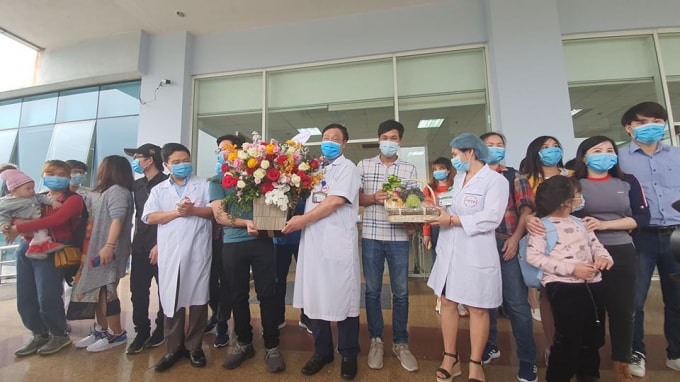 Bác sỹ Phạm Ngọc Thạch - Giám đốc Bệnh viện Bệnh nhiệt đới Trung ương cơ sở 2 chúc mừng các công dân sau thời gian cách ly. Ảnh Tuấn Dũng.
