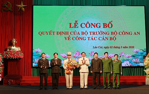 Lãnh đạo Công an tỉnh Lào Cai tặng hoa chúc mừng Đại tá Lưu Hồng Quảng. Ảnh: BCA.