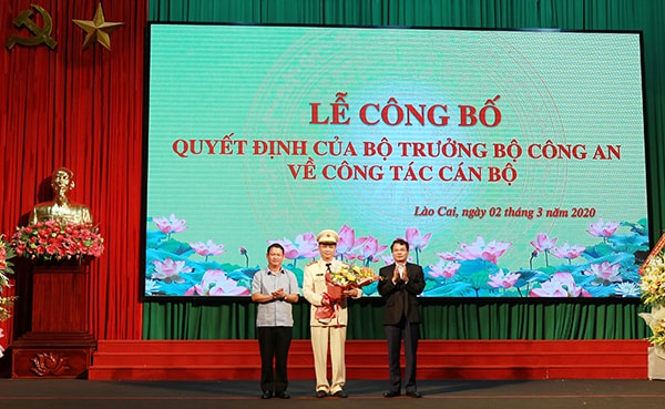 Lãnh đạo tỉnh Lào Cai chúc mừng Đại tá Lưu Hồng Quảng. Ảnh: BCA.