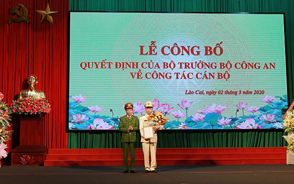 Thượng tướng Lê Quý Vương trao quyết định cho Đại tá Lưu Hồng Quảng. Ảnh: BCA.