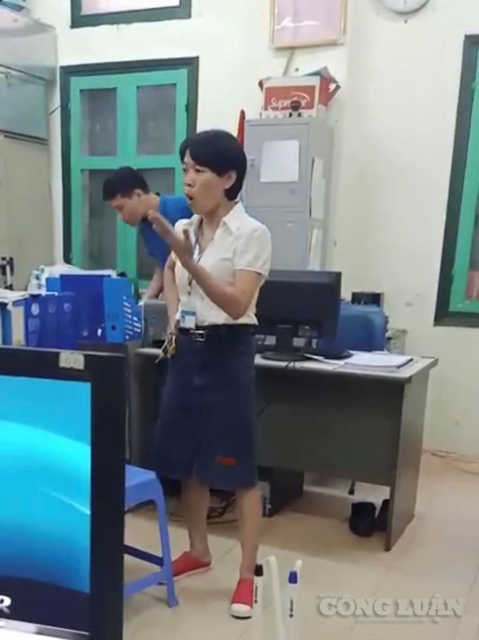 Ngay sau khi có hành vi thiếu văn hóa, bà Ngô Thị Thúy Hải - Đảng ủy Viên - Phó Chủ tịch UBND phường Tân Mai (quận Hoàng Mai, Hà Nội) lại có hành vi gây mất đoàn kết nội bộ, gây mất trật tự, gây phản cảm với nhân dân.