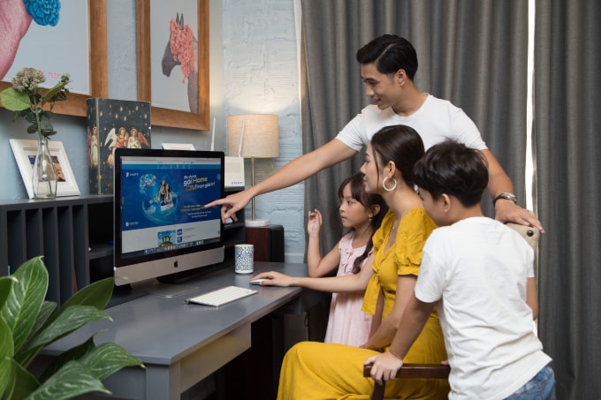Gia đình tìm hiểu gói Home Combo của VNPT.