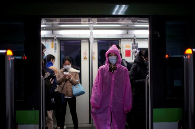 Người dân tại một ga tàu điện ngầm ở Trung Quốc. Ảnh: Reuters