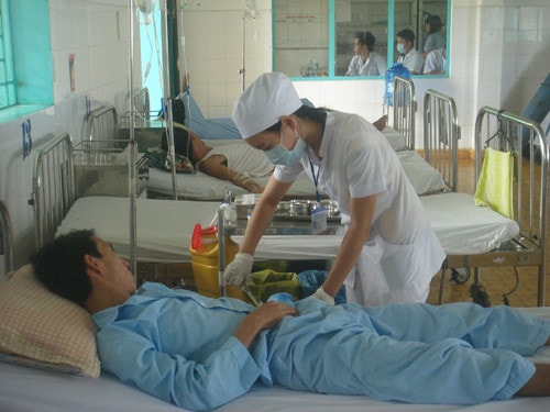 Nam bệnh nhân 49 tuổi, suýt mất chân do tự điều trị thuốc Nam tại nhà. Ảnh TL.