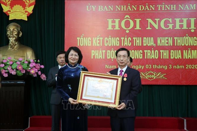 Phó Chủ tịch nước Đặng Thị Ngọc Thịnh trao Huân chương Lao động hạng Nhì cho ông Phạm Đình Nghị, Chủ tịch UBND tỉnh Nam Định. Ảnh: TTXVN