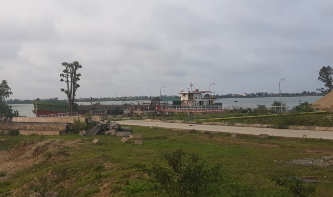Đây là khu vực có nhiều tàu thuyền ra vào, cảng, nhà máy đóng tàu nên việc xác định nguyên nhân của vệt dầu loang gặp nhiều khó khăn