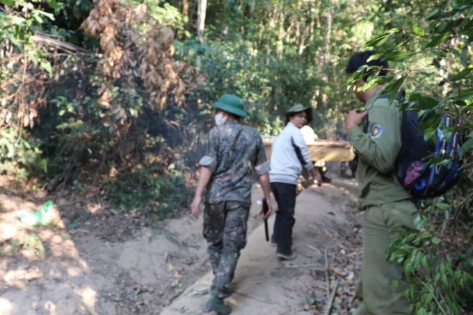 Cơ quan chức năng áp giải các đối tượng phá rừng về đơn vị để xử lý. (ảnh Công an cung cấp)