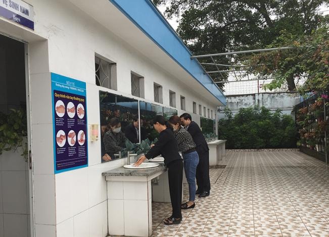 Khu vệ sinh Trường THPT Hoàng Quốc luôn đảm bảo sạch sẽ và có đủ nước sạch, xà phòng rửa tay cho học sinh. Ảnh: Nguyễn Xuân.