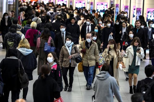 Người dân Nhật Bản đeo khẩu trang tại nhà gas Shinjuku. Ảnh: Reuters