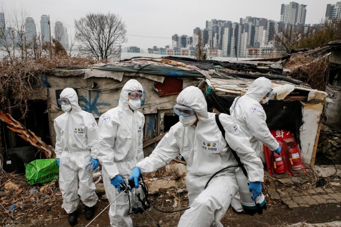 Quân đội Hàn Quốc khử trùng tại thành phố Seoul. Ảnh: Reuters