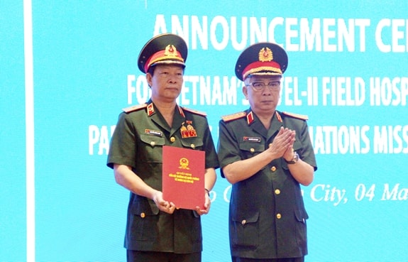Thượng tướng Nguyễn Chí Vịnh, Thứ trưởng Bộ Quốc phòng trao Quyết định của Bộ trưởng Bộ Quốc phòng về thành lập Bệnh viện Dã chiến cấp 2 số 3 cho Thiếu tướng Nguyễn Hồng Sơn, Giám đốc Bệnh viện Quân y 175. Ảnh: BQP.