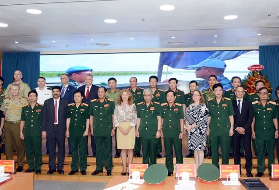 Lãnh đạo Bộ Quốc phòng, Bộ Tổng Tham mưu, Tổng cục Chính trị cùng các đại biểu tại buổi lễ. Ảnh: BQP.