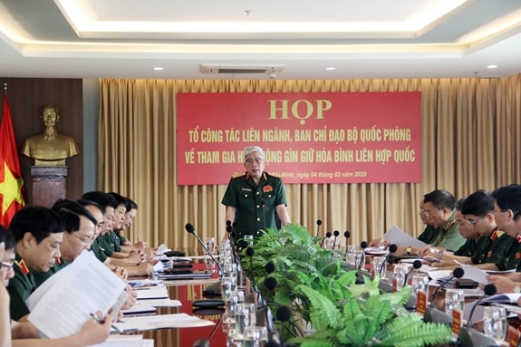 Thượng tướng Nguyễn Chí Vịnh, Thứ trưởng Bộ Quốc phòng chủ trì cuộc họp Tổ công tác về gìn giữ hòa bình Liên hiệp quốc. Ảnh: BQP.