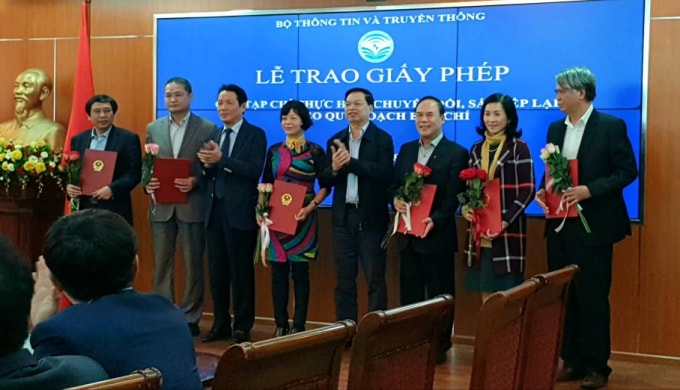 Thứ trưởng Bộ TT&TT Hoàng Vĩnh Bảo và Phó trưởng Ban Tuyên giáo TW Lê Mạnh Hùng trao giấy phép các tạp chí thực hiện chuyển đổi, sắp xếp lại theo quy hoạch báo chí. Ảnh: Hà Vân.