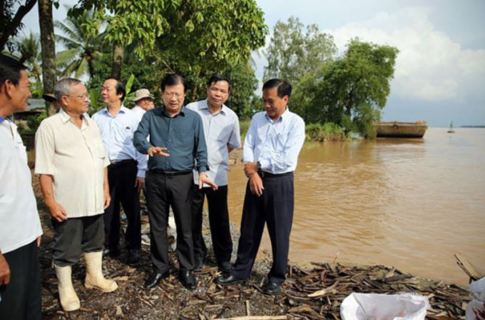 Phó Thủ tướng Trịnh Đình Dũng đi thị sát lũ đồng bằng sông Cửu Long.