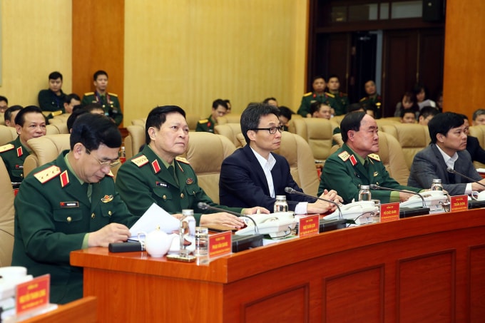 Phó Thủ tướng Vũ Đức Đam cùng lãnh đạo Bộ Quốc phòng theo dõi diễn tập tại đầu cầu Hà Nội. Ảnh VGP