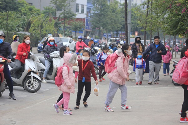 Chiều 4/3, Bộ Giáo dục và Đào tạo sẽ ban hành “bộ check-list”, thực hiện các bước kiểm tra sức khỏe tại nhà và trường học cho các em học sinh khi đi học trở lại.