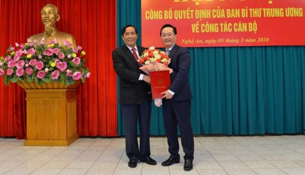 Ông Nguyễn Thanh Bình - Phó Trưởng ban Thường trực Ban Tổ chức Trung ương trao Quyết định cho ông Nguyễn Đức Trung. Ảnh báo nghệ an