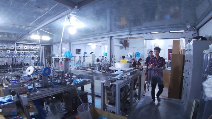 Bên trong xưởng sản xuất khẩu trang của Công ty Quốc Bảo. Ảnh HL.