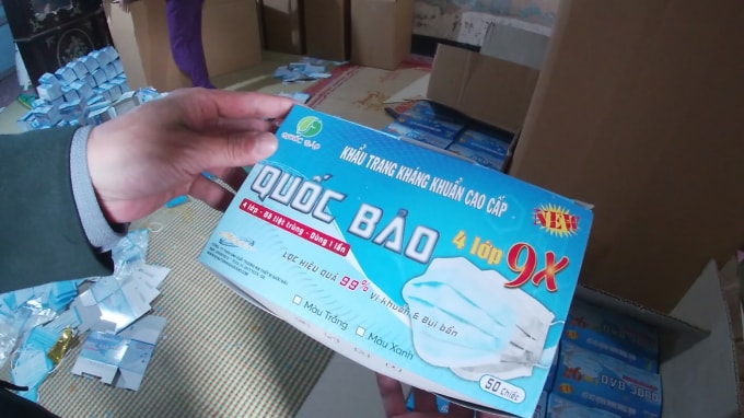 Trên mặt bao bì của những hộp khẩu trang này đều được ghi khẩu trang kháng khuẩn cao cấp 4 lớp có hiệu quả lọc bụi, kháng khuẩn lên tới 99%. Ảnh HL.