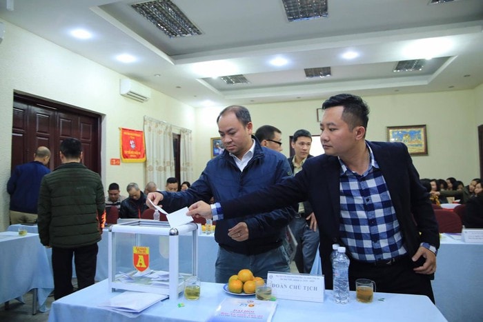 Các Hội viên bỏ phiếu bầu thành viên Ban Thư ký Chi hội nhiệm kỳ mới. Ảnh: PV