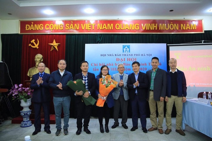 Đồng chí Nguyễn Viêm Hoàng, Phó Chủ tịch Thường trực, đồng chí Kiều Thanh Hùng, Phó Chủ tịch Hội Nhà báo TP. Hà Nội và đồng chí Nguyễn Thanh Bình, Tổng Biên tập Báo ANTĐ chúc mừng Ban Thư ký Chi hội Nhà báo Báo An ninh Thủ đô nhiệm kỳ 2020-2025. Ảnh: PV