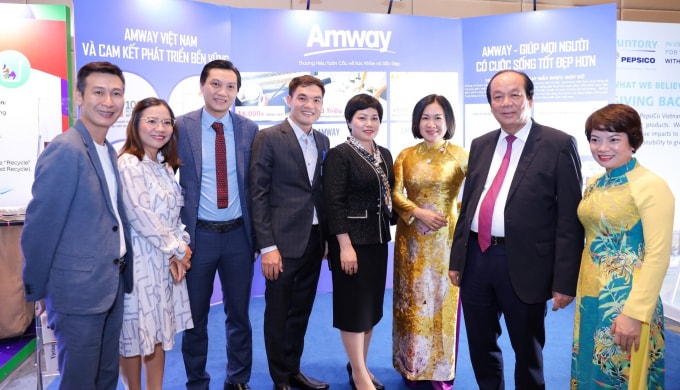 Bộ trưởng, Chủ nhiệm Văn phòng Chính phủ Mai Tiến Dũng chụp ảnh lưu niệm cùng Đại diện Amway Việt Nam tại khu trưng bày Trách nhiệm xã hội của Amway Việt Nam.