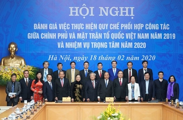 Thủ tướng Nguyễn Xuân Phúc; Chủ tịch Ủy ban Trung ương MTTQ Việt Nam Trần Thanh Mẫn cùng các đại biểu tham dự Hội nghị đánh giá việc thực hiện quy chế phối hợp công tác giữa Chính phủ và MTTQ Việt Nam năm 2019 và nhiệm vụ trọng tâm năm 2020. Ảnh: mattran.org.vn